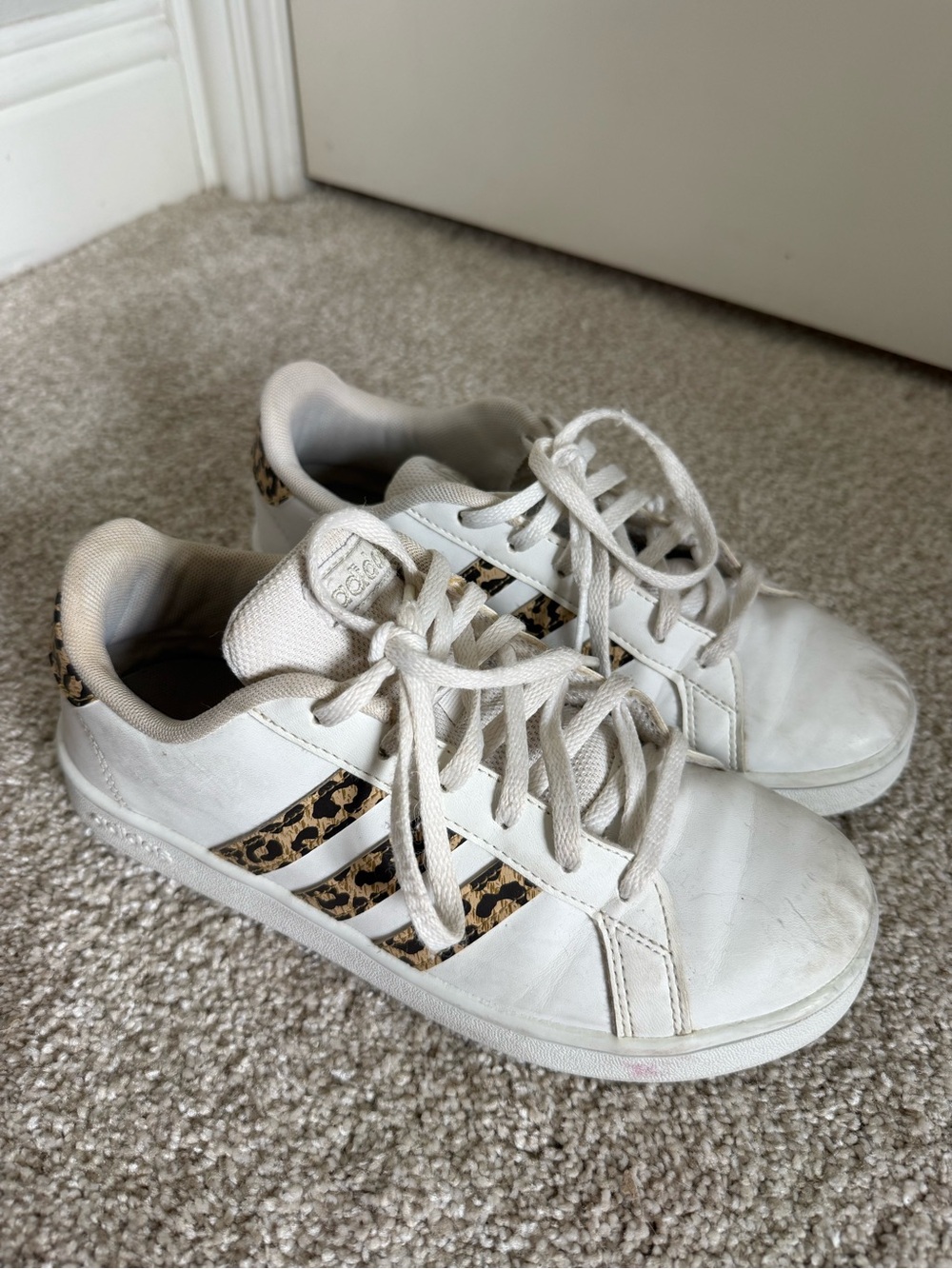 Adidas Girls Grand Court Lifestyle Sneakers White Leopard Casual Shoes size Y4 4
